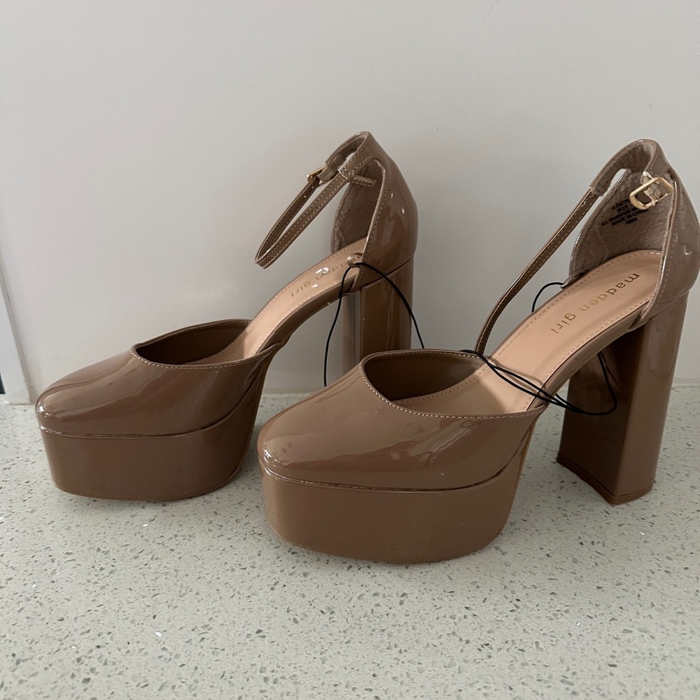 Madden Girl Tan Platform Heels Retro Design
